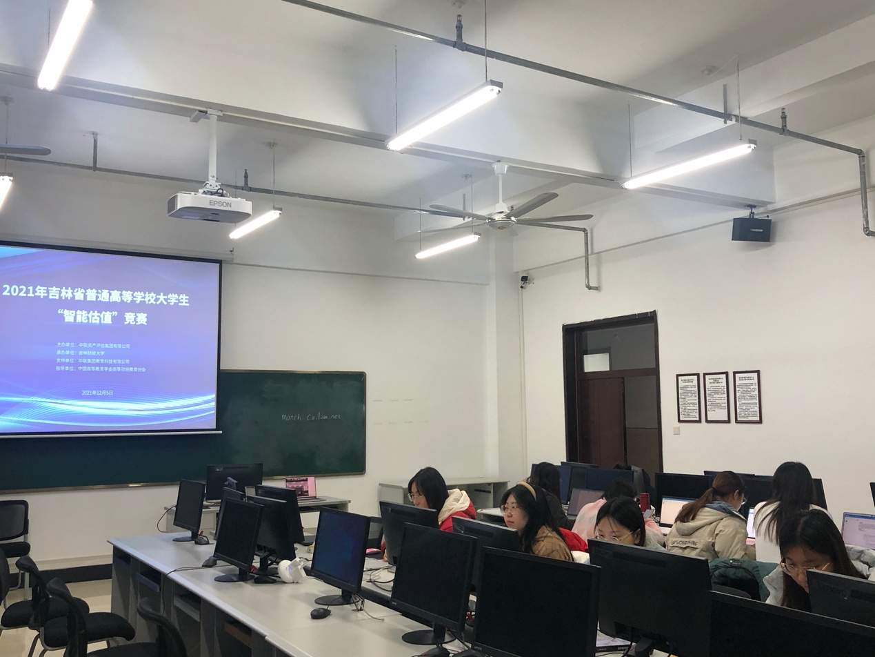 人们在房间里的电视描述已自动生成 人们在房间里的电视描述已自动生成