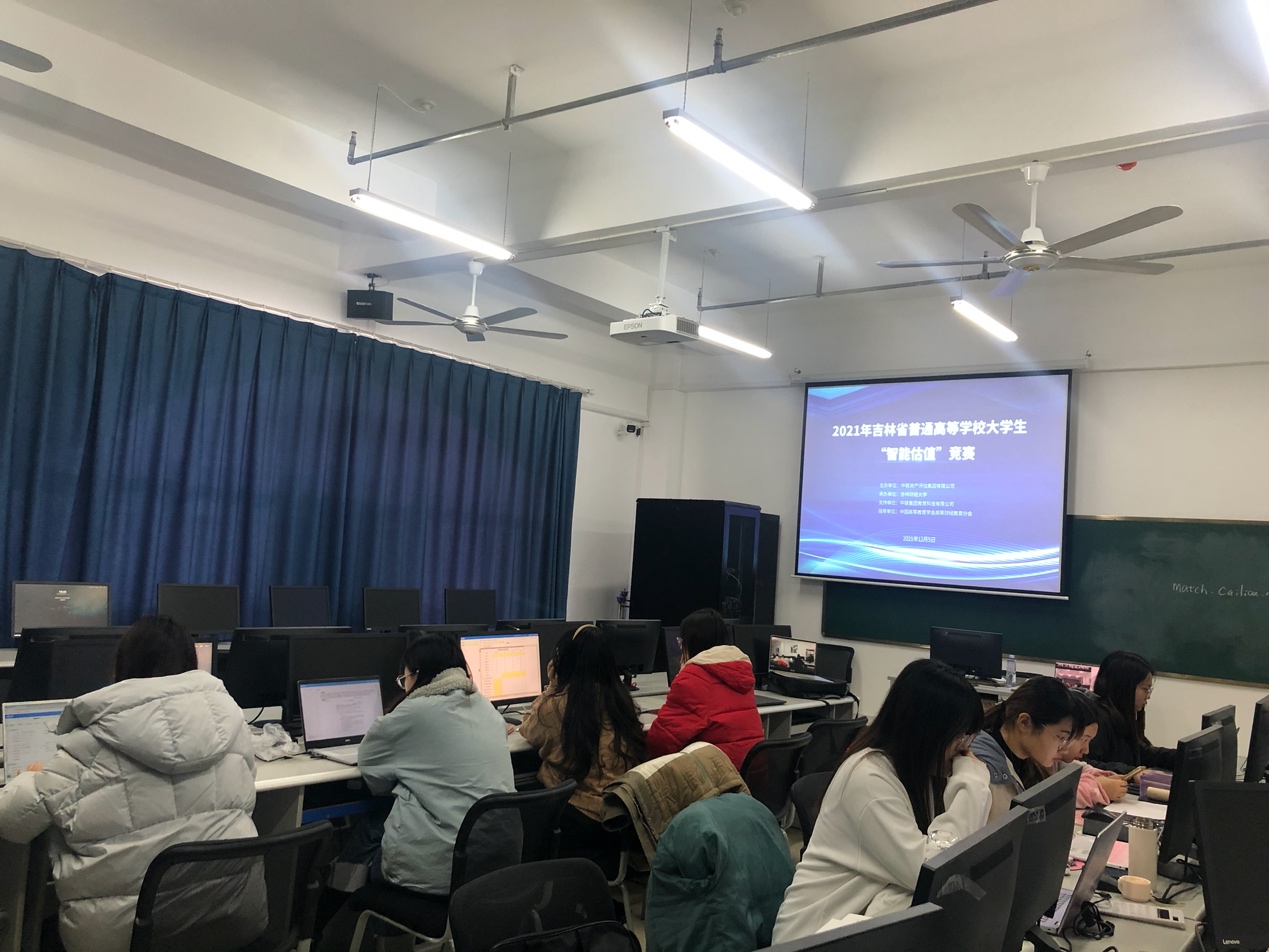 会议室里的人们描述已自动生成 会议室里的人们描述已自动生成